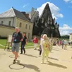 photo  les touristes sont de plus en plus nombreux à visiter l’abbaye de fontevraud. 