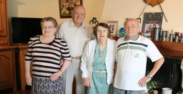 photo  rosa et robert (au milieu) ont fêté leurs noces de platine, ici entourés de georgette et daniel, leurs amis.  &copy;  le maine libre 
