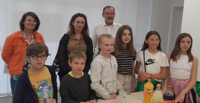 photo  les enfants du cme entourés de maryse redureau, 1ère adjointe,ketty fayet, présidente de l’association captain hyugan et jean claude moser, maire.  &copy;  le maine libre 