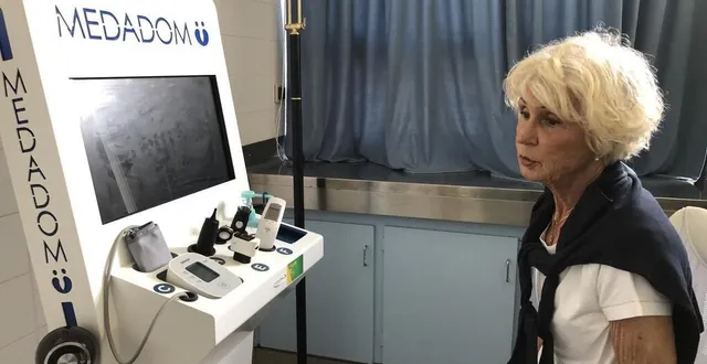 photo  annick bartheleix porte sur ses épaules ce projet de borne de télémédecine à asnières-sur-vègre. et ça fonctionne.  &copy;  ouest-france 