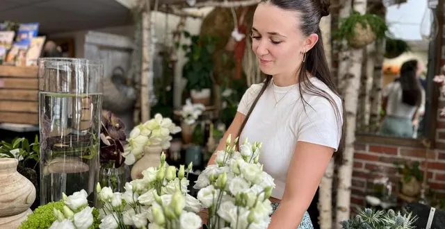 photo  esther orhant, l’une « des meilleurs apprentis » fleuriste de france, s’est formée à l’atelier nature à château-gontier-sur-mayenne.  &copy;  ouest-france 