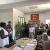 photo  habitants et associations de défense de l’environnement se sont rendus à la mairie du chalange pour signifier leur opposition au projet éolien porté par valeco. 
