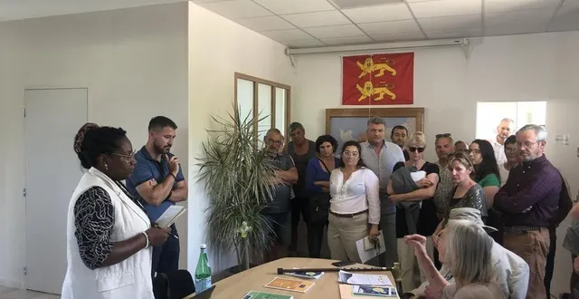 photo  habitants et associations de défense de l’environnement se sont rendus à la mairie du chalange pour signifier leur opposition au projet éolien porté par valeco.  &copy;  ouest-france 