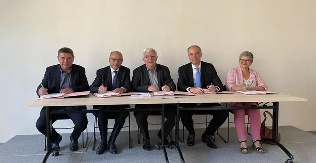 photo  jacques fortis, maire de briouze, alain lange, maire d’athis-val-de-rouvre et conseiller départemental, yves goasdoué président de flers agglo, sébastien jallet, préfet de l’orne et éliane deniaux, maire-adjointe d’athis-val-de-rouvre et maire déléguée d’athis-de-l’orne, ont signé l’opération revitalisation de territoire de flers agglo.  &copy;  ouest-france 