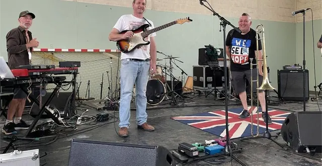 photo  zobar all stars, le premier groupe programmé ce vendredi soir, en pleine balance dans l’aire couverte de montréal.  &copy;  le maine libre 