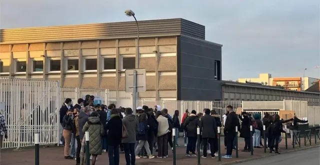 photo  un élève de seconde du lycée raphaël-elizé de sablé-sur-sarthe s’est vu refuser l’accession à une classe de première au sein de l’établissement. il a été invité à rejoindre un lycée à la flèche, à une trentaine de kilomètres.  &copy;  archives ouest-france 
