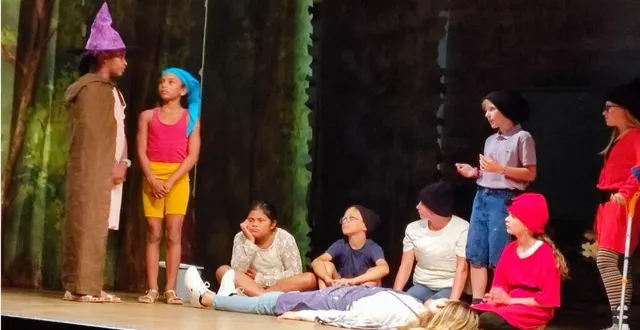 photo  les élèves de cm1 et de cm2 du petit-anjou ont démontré qu’ils appréhendaient la scène avec brio. retour sur investissement jeudi 29 juin avec la séance récréative de restitution de l’apprentissage du théâtre des élèves. sur la scène de la salle saint-pierre, ils ont donné le meilleur en interprétant avec brio des saynètes de cyrano de bergerac, « blanche neige et les sept presque nains », « gros pépins pour une tomate », « le baiser », « le problème ». les 27 élèves ont ravi une salle pleine. un excellent moment en famille. certains révélant un vrai talent d’acteur qu’ils expriment déjà dans l’atelier théâtre candéen.  &copy;  co 