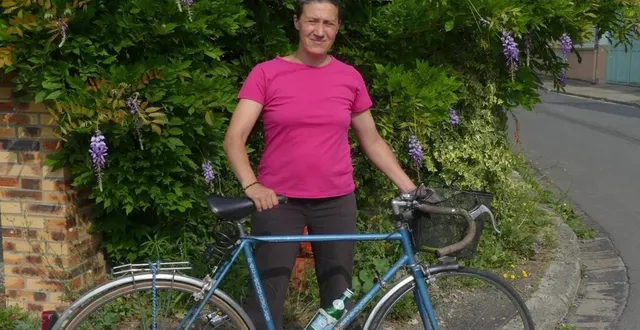 photo  angélique rousselle est prête à remettre votre vélo en bon état pour rouler.  &copy;  ouest-france 
