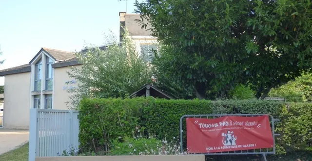 photo  la banderole, souvenir de la mobilisation contre la fermeture de classe est encore là, mais l’annulation de la fermeture a été officialisée par l’inspection académique.  &copy;  ouest-france 