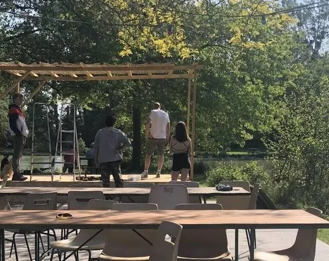 photo sur la scène de la guiguette au plan d’eau, de la musique tous les dimanches après-midi !  ©  ouest-france