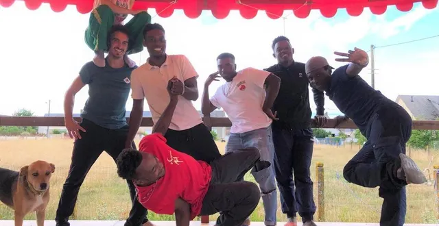 photo  avec leur spectacle « yatru cirki », les cinq danseurs mahorais et le duo luchois de la volière de velours proposent un mélange de danse hip-hop et d’arts du cirque.  &copy;  ouest-france 