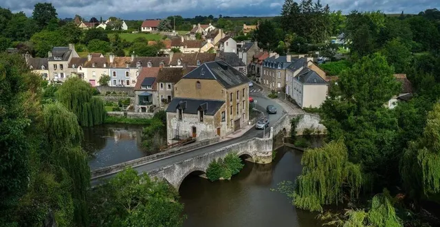 photo  petite cité de caractère, fresnay-sur-sarthe possède un patrimoine bâti qui mérite le détour.  &copy;  archives le maine libre – denis lambert 