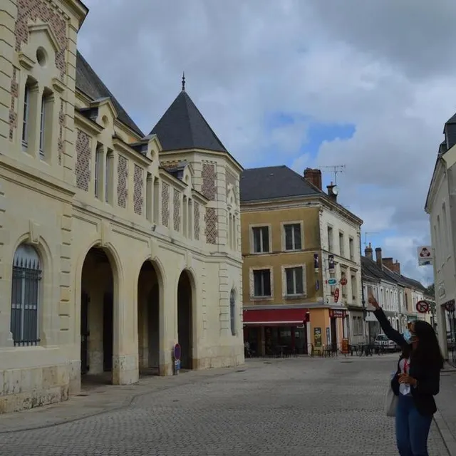 photo la halle aux grains bâtie sur les restes de l’église abbatiale par l’architecte eugène landron.  ©  archives le maine libre