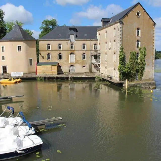photo l’un des plus ancien des trois moulins. au xviiie siècle, il a été acheté par le premier faïencier qui s’est installé à malicorne. il a servi à broyer l’émail et les couleurs. ce bâtiment est resté attaché à l’histoire de la faïence jusqu’au milieu du xxe siècle. il est sans roue mais a conservé ses meules remarquables.  ©  archives le maine libre
