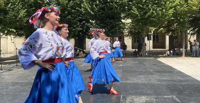 photo  les danseuses ukrainiennes sont toutes des réfugiées. leur danse solaire est consacrée à la paix et la résistance.  &copy;  ouest-france 