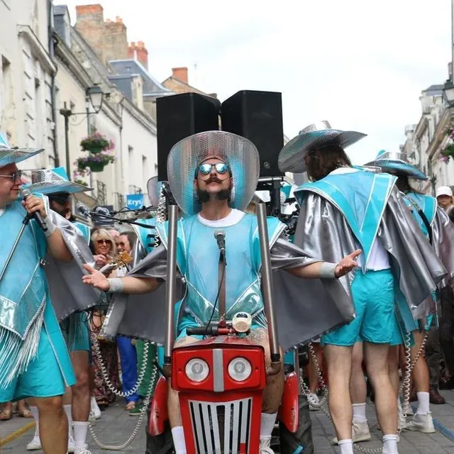photo le groupe green line marching band se vêtit de strass et de paillette pour déambuler avec ses instruments dans la ville.  ©  ouest-france