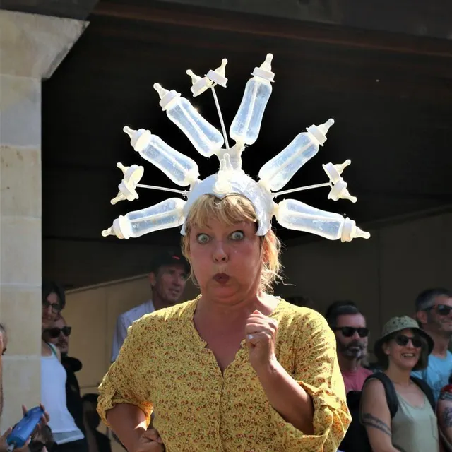 photo les artistes de la troupe adhok ont entraîné leur public avec eux à travers les rues.  ©  ouest-france