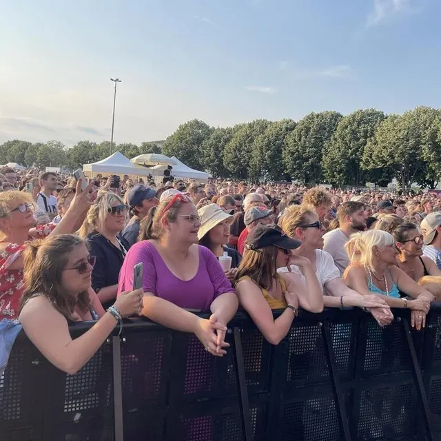 photo il fallait arriver tôt pour avoir les places juste devant la scène.  ©  le maine libre