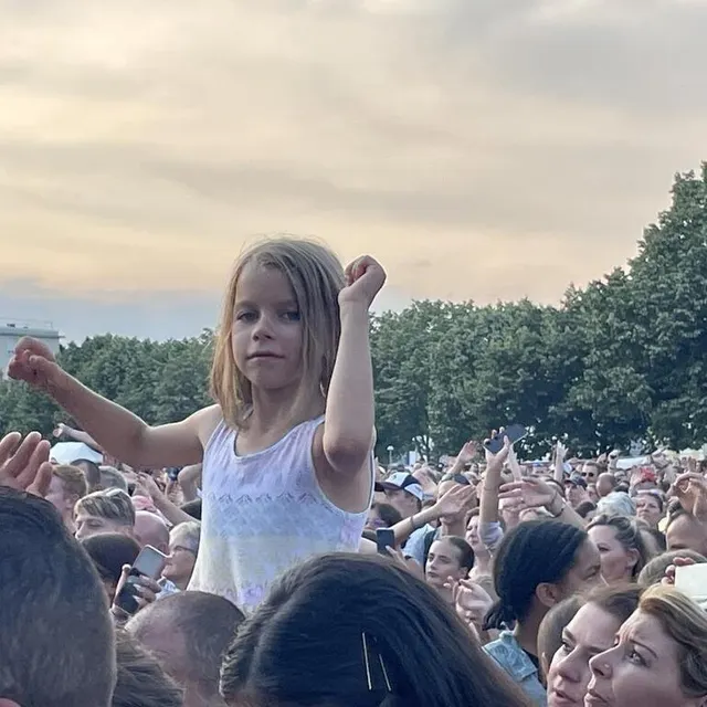 photo la petite nina a bien profité du concert !  ©  le maine libre