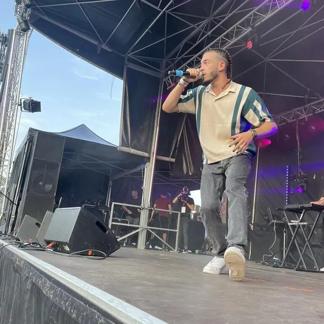 photo chiloo a interprété trois de ses titres, dont son dernier intitulé « au bord de la mer ».  ©  le maine libre