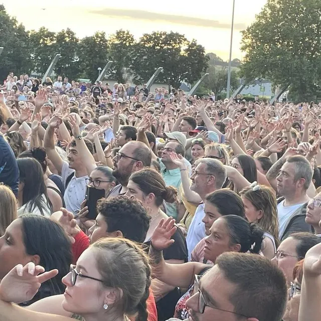 photo on lève les mains !  ©  le maine libre