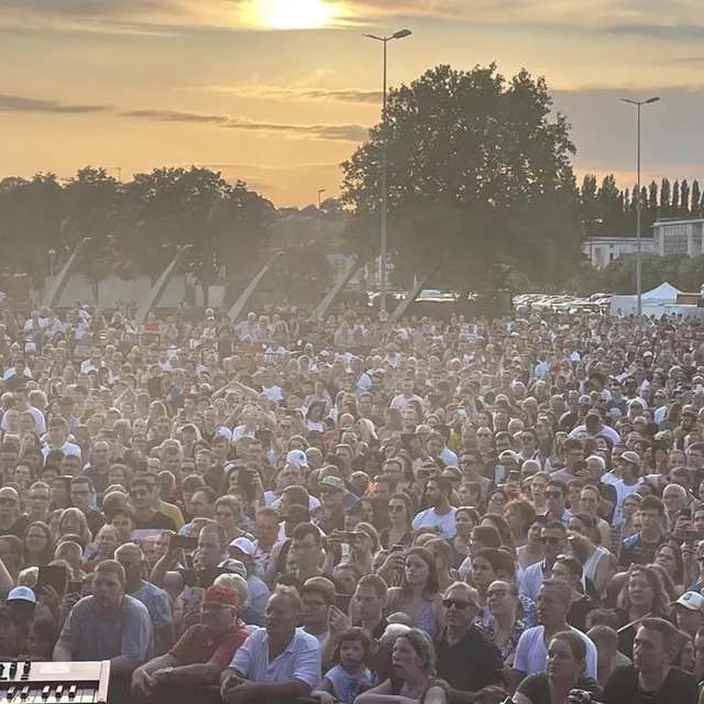 photo vue de la scène, la place du général-de-gaulle était noire de monde pour ce sweet fm live.  ©  le maine libre