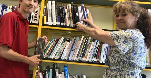 photo  luke lecornu, 19 ans, aux côtés de muriel bourgneuf, responsable de la bibliothèque.  &copy;  le maine libre 