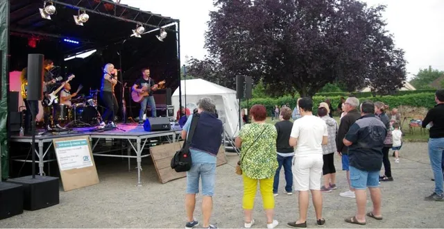 photo  le festival se déroulait dans la cour de la salle polyvalente.  &copy;  le maine libre 