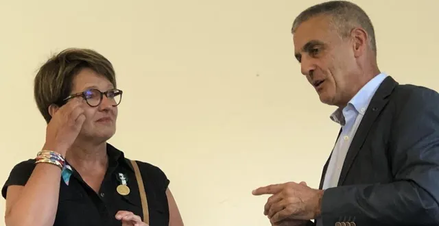 photo  en l’absence de la sous-préfète, c’est daniel chevalier, le président de la communauté de communes du pays sabolien, qui a remis la médaille du travail à sylviane patry pour trente ans de bons et loyaux services à la mairie d’asnières-sur-vègre.  &copy;  ouest-france 