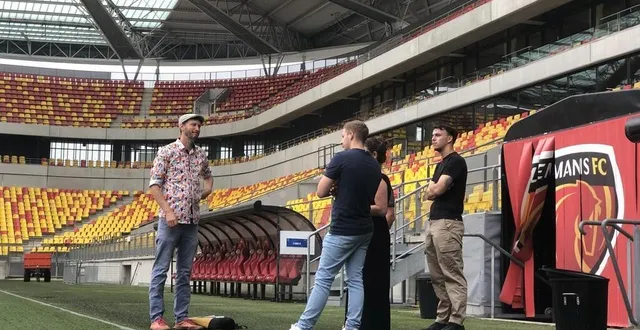 photo  le mans, mercredi 21 juin 2023. durant près de deux heures, julien hardy et les guides conférenciers font découvrir le stade au grand public. une immersion passionnante dans ses coulisses.  &copy;  le maine libre 