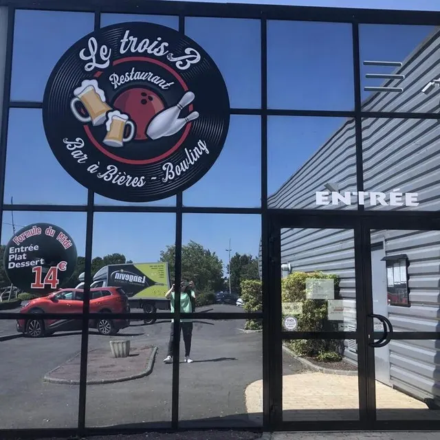 photo le bowling de flers (orne) est devenu le trois b, le 19 juin 2023, pour son nouveau concept de bar à bières.  ©  ouest-france