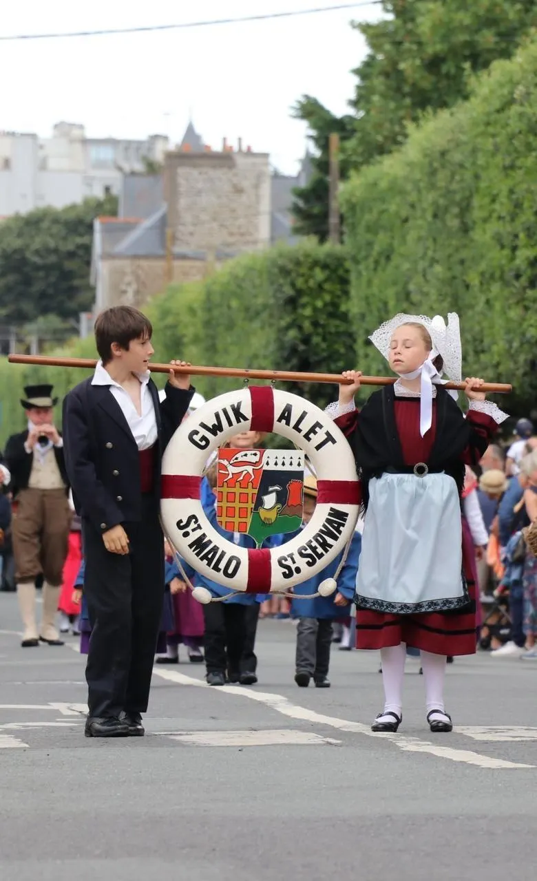 EN IMAGES. « Ça nous fait danser, taper dans les mains » Folklores du monde défile à Saint