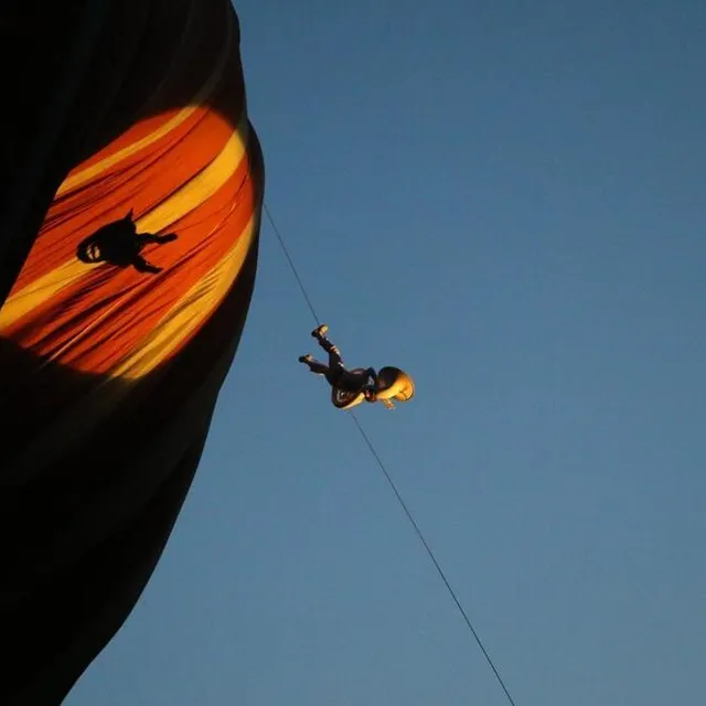 photo les artistes de la troupe du cirque inextremiste se sont envolés à bord de leur montgolfière.  ©  ouest-france