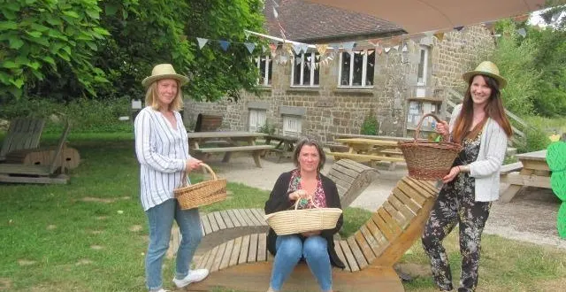 photo  de gauche à droite : chrysis, responsable administrative et chargée d’evénementiels au cpie, mathilde soinard, responsable de roche d’oëtre, marine ricaud chargée de communication au cpie des collines normandes.  &copy;  ouest-france 