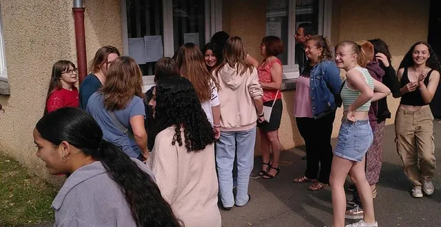 photo  nombreuses réactions de joie chez les collégiens à l’affichage des résultats du brevet.  &copy;  ouest-france 