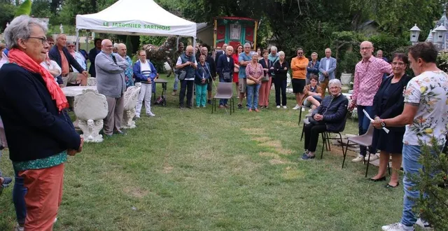 photo  marc llongarriu et hervé frelon, responsables du passé (ré)créatif et du manoir du madrigal, ont invité les membres de leur association, leurs partenaires et des élus à l’inauguration de l’atelier.  &copy;  ouest-france 