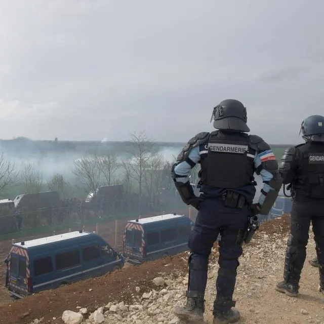 photo pour la ldh, « l’alignement des camions de gendarmerie et la concentration des 3 000 militaires autour de la réserve entraînait de facto leur encerclement » par les manifestants.  ©  archives co - marie delage