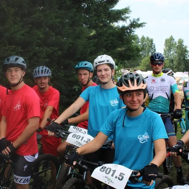 photo plus de 800 cyclistes ont défilé dans les rues du village.  ©  ouest-france