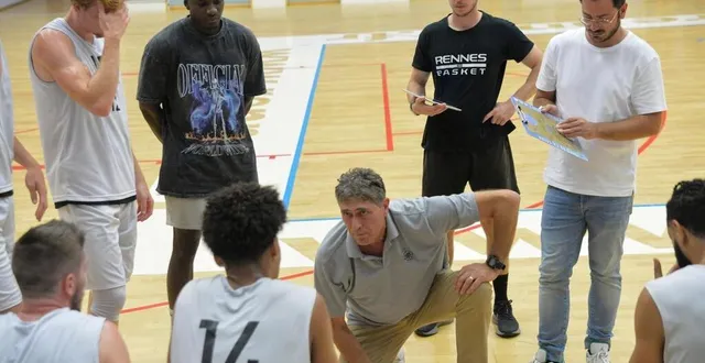 photo  pierre golvan (debout, au centre), est le nouveau préparateur physique du msb.  &copy;  photo : jocelyne regent 