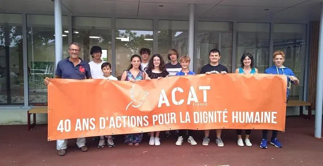 photo  eric ménager (président de l’acat flers) accompagne les jeunes dans leur prise de parole  &copy;  ouest-france 