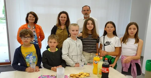 photo  maryse redureau (au fond à gauche), ketty fayet, et le maire jean claude moser et des enfants lors de la remise d’un don à l’association captain huygan.  &copy;  ouest-france 