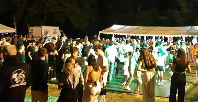 photo  à minuit, la fête battait son plein sous la direction du dj jimmy lochet.  &copy;  le maine libre 