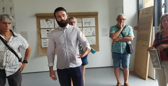 photo  tomas baudre a commenté la première visite de son exposition « les mains pensantes » au centre d’art de l’île moulinsart.  &copy;  ouest-france 