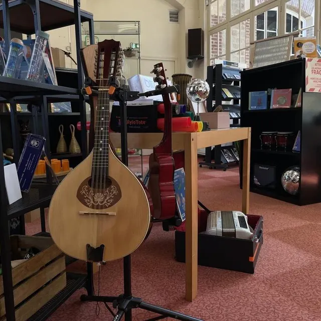 photo dans la médiathèque de flers (orne), il est possible d’emprunter des instruments de musique.  ©  ouest-france