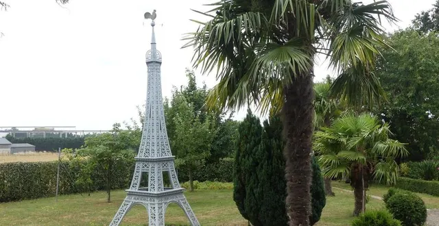 photo  maurice chevrier a construit une tour eiffel dans son jardin, à la-guerche-de-bretagne.  &copy;  ouest-france 
