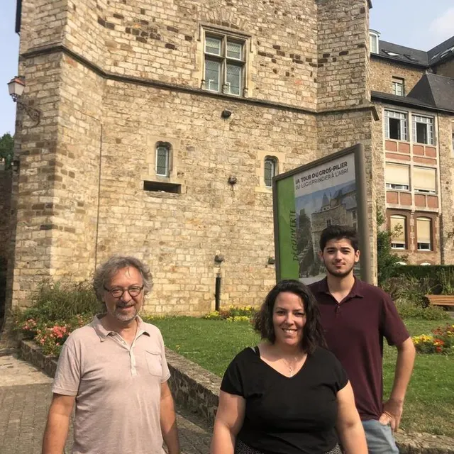 photo le service tourisme et patrimoine et les élus de la ville du mans s’efforcent chaque année de « renouveler l’offre touristique » pour la rendre « attractive et innovante et immersive », d’après sophie moisy, adjointe déléguée au patrimoine, ici entourée de franck miot, directeur du service tourisme et patrimoine et de victor poitevin, saisonnier.  ©  le maine libre
