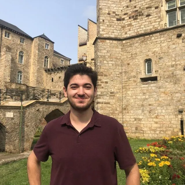 photo victor podevin est l’un des cinq saisonniers embauchés pour assurer l’accueil et le renseignement des visiteurs dans les lieux ouverts aux visites libres au mans.  ©  le maine libre