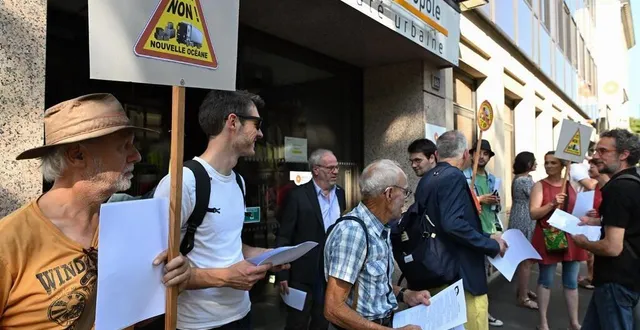 photo  angers, lundi 10 juillet 2023. des membres des soulèvements de l’anjou ont tracté à l’entrée du conseil communautaire contre l’extension de la zone d’activité de l’océane.  &copy;  co – josselin clair 