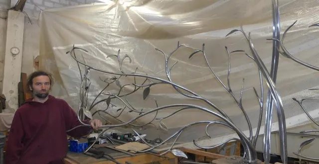 photo  maël lefrançois dans son atelier, devant son portail inspiré par la nature.  &copy;  ouest-france 