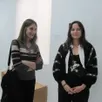 photo à gauche, isabel pérez del pulgar, vidéaste et coline jourdan, photographe plasticienne ont travaillé toutes deux en résidence à l’estrade. isabel présente « errer parmi les pierres » et coline « quand rougissent les pierres ».